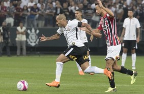 Sheik e Nenê na partida contra o São Paulo, na Arena Corinthians
