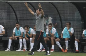 Carille e jogadores do banco durante partida contra o Palmeiras, na Arena Corinthians