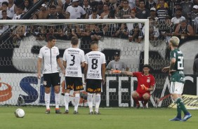 Cssio arma a barreira para falta cobrada pelo Palmeiras, na final do campeonato paulsita