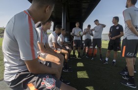 Elenco reunido ouvindo instrues da comisso durante treino no CT