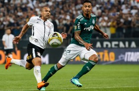 Emerson Sheik correu muito durante o jogo contra o Palmeiras, na Arena Corinthians