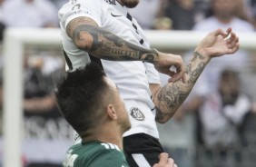 Fagner em jogada area contra o Palmeiras, pela final do Paulisto, na Arena Corinthians