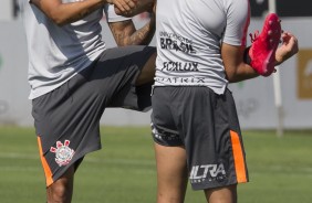 Lucca e Romero durante alongamento no treino de hoje no CT