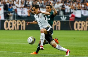 Rodriguinho e Dudu durante disputa de bola no primeiro jogo da final do Paulisto