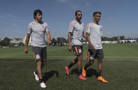 Romero, Dutra e Pedrinho a caminho da última atividade antes da final contra o Palmeiras, no CT
