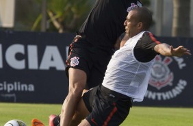 Romero e Sheik em dividida durante o treino desta tarde no CT do Parque Ecológico