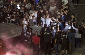 Chegada do nibus do Corinthians na Arena