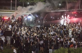 Chegada do nibus do Corinthians na Arena