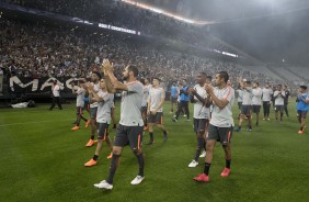 Jogadores saúdam a torcida que comparece em peso