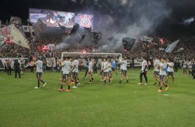 Jogadores saúdam a torcida que comparece em peso