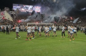 Jogadores sadam a torcida que comparece em peso