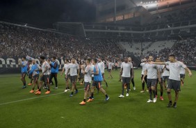 Jogadores saúdam a torcida que comparece em peso