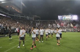 Jogadores saúdam a torcida que comparece em peso