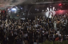 Jogadores saúdam a torcida que comparece em peso