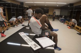 Jogadores se preparam para treino na Arena
