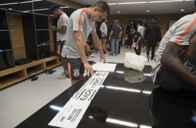 Jogadores se preparam para treino na Arena