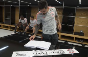 Jogadores se preparam para treino na Arena