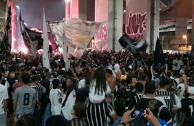 Torcedores esperando o Corinthians na Radial Leste