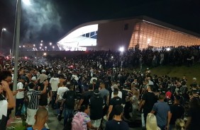 Torcida do Corinthians cantando ainda do lado de fora da Arena