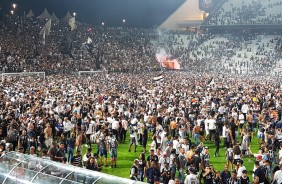 Torcida do Corinthians invadindo o gramado