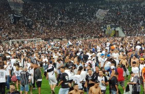 Torcida invade o campo no treino desta sexta