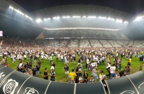 Torcida invade o campo no treino desta sexta