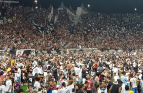 Torcida invade o campo no treino desta sexta