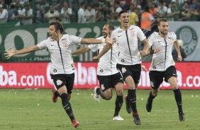 Jogadores comemoram a vitria na tarde deste domingo pela final do campeonato paulista