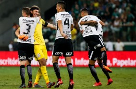 Jogadores comemoram a vitria na tarde deste domingo pela final do campeonato paulista