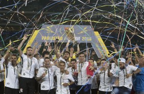 Jogadores comemoram a vitria na tarde deste domingo pela final do campeonato paulista