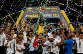 Jogadores levantam o trofu de campeo na tarde deste domingo pela final do campeonato paulista