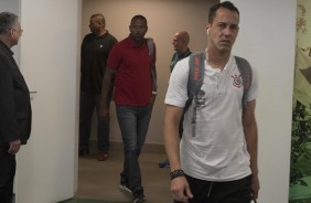 Rodriguinho chegando no vestiário antes da final do paulista