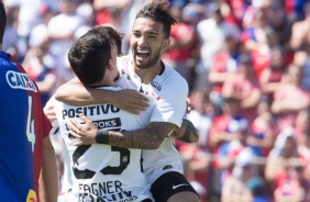 Clayson comemora com Fagner gol do Corinthians