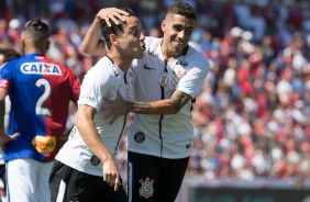 Rodriguinho e Gabriel comemoram gol contra o Paraná