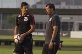 Carille passa orientaes a Balbuena no treino desta tera