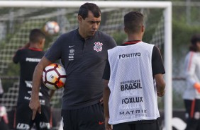 Carille orienta Pedrinho no treino desta tera