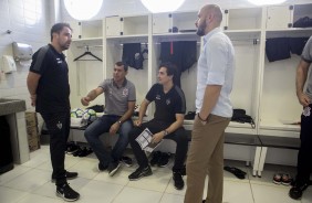 Alessandro no vestiário em conversa com a comissão técnica antes da partida contra o Atlético-MG