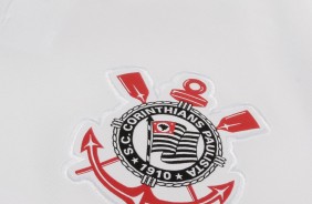 Detalhe do escudo da nova camisa do Corinthians