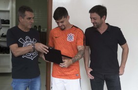 Fagner recebe homenagem antes da partida contra o Atlético-MG