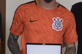 Fagner recebe homenagem antes da partida contra o Atlético-MG