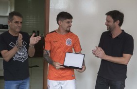 Fagner recebe homenagem antes da partida contra o Atltico-MG