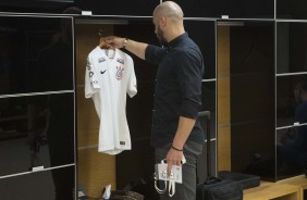 Alessandro admirando a nova camisa do Corinthians antes do duelo contra o Independiente