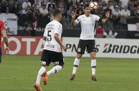 Gabriel e Balbuena no jogo contra o Independiente, na Arena Corinthians