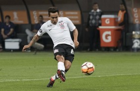 Jadson anotou o gol contra o Independiente, na Arena Corinthians