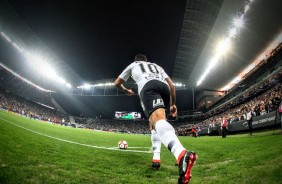 Jadson ponto para bater escanteio durante jogo contra o Independiente, na Arena Corinthians