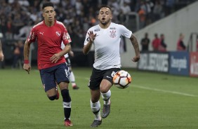 Maycon durante jogo contra o Independiente na Arena Corinthians