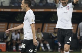 Rodriguinho e Balbuena durante o jogo contra o Independiente na Arena Corinthians