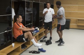 Rodriguinho e Jadson no vestiário da Arena Corinthians antes do jogo contra o Independiente