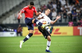 Rodriguinho em forte dividida contra o Independiente na Arena Corinthians