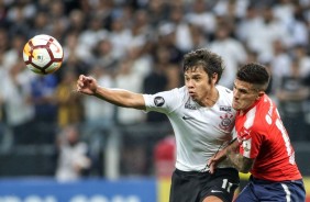 Romero durante dividida com jogador do Independiente, na Arena Corinthians